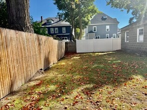 31 Park St, Unit 1 in Medford, MA - Foto de edificio - Building Photo