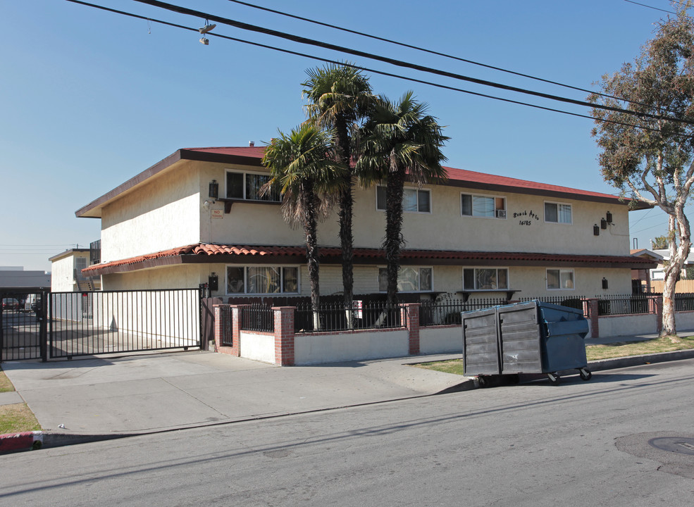 Beach Apartments in Bellflower, CA - Building Photo