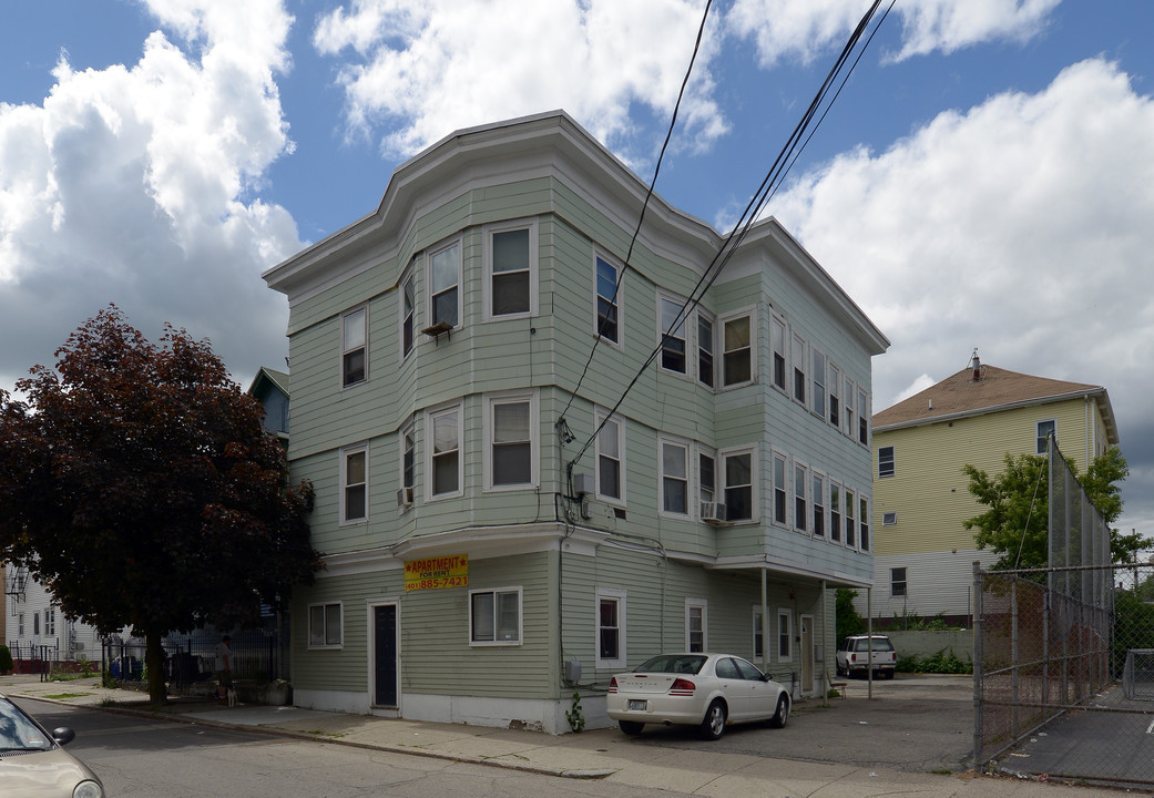 239 Cowden St in Central Falls, RI - Foto de edificio