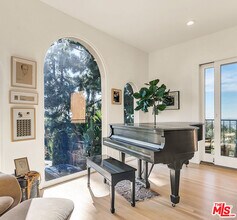 6203 Temple Hill Dr in Los Angeles, CA - Building Photo - Building Photo