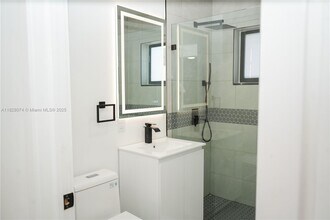 2411 NW 9th St in Fort Lauderdale, FL - Foto de edificio - Building Photo