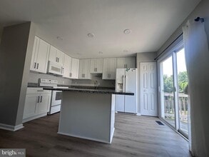 5432 New London Park Dr in Fairfax, VA - Building Photo - Building Photo