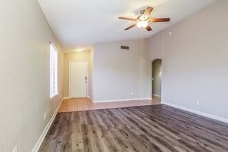 5035 W Kristal Way in Glendale, AZ - Building Photo - Building Photo