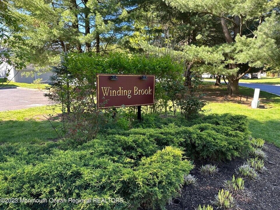 14 Dawn Ct in Tinton Falls, NJ - Building Photo