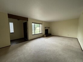 331 Cheryl Ct in White Rock, NM - Building Photo