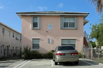820 N Sapodilla Ave in West Palm Beach, FL - Building Photo - Building Photo