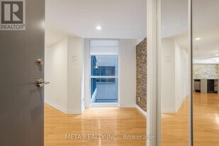 25 Carlton St. in Toronto, ON - Building Photo