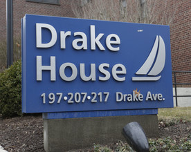 Drake House in New Rochelle, NY - Foto de edificio - Building Photo