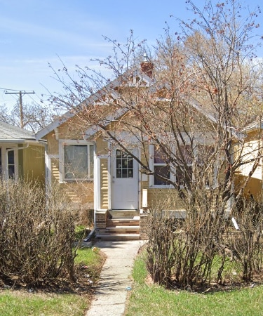 2074 King St in Regina, SK - Building Photo