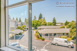 111 N Rengstorff Ave in Mountain View, CA - Foto de edificio - Building Photo