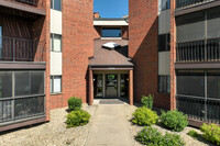 1800 Riverwood Dr in Burnsville, MN - Foto de edificio - Building Photo