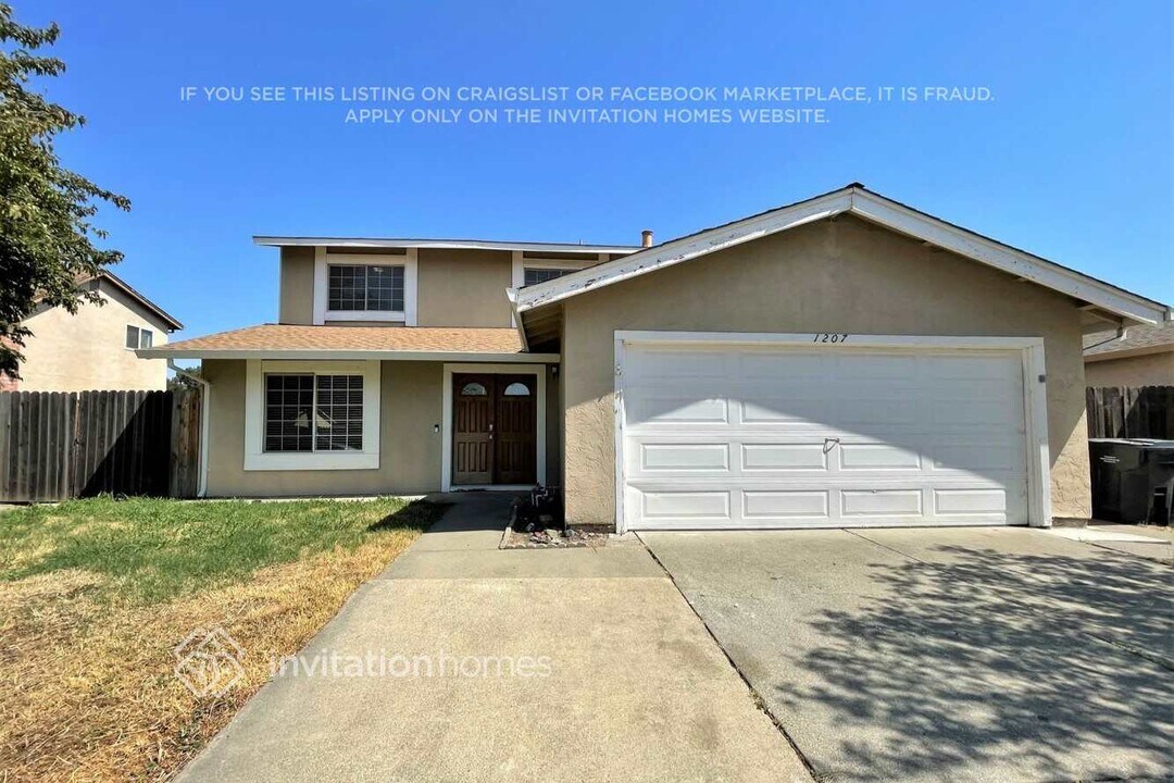1207 Humphrey Dr in Suisun City, CA - Building Photo