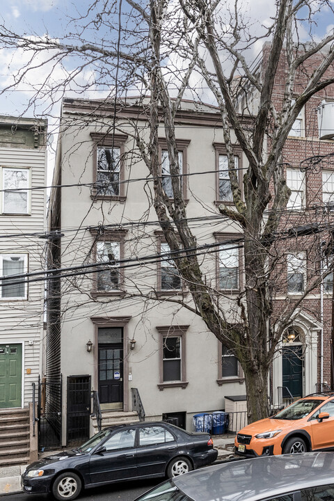 302 2nd St in Jersey City, NJ - Building Photo