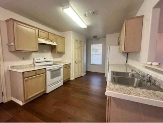 327 Lincoln St in Wharton, TX - Building Photo - Building Photo