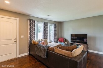 605 Elm St in Pella, IA - Building Photo - Building Photo