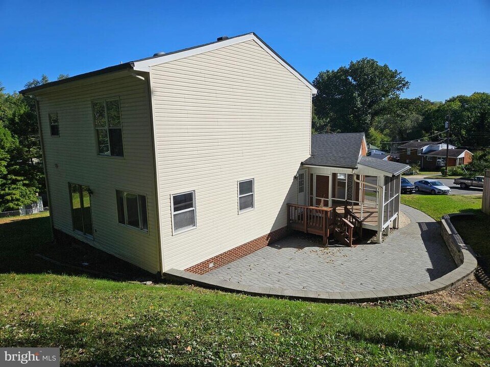5426 Enid Pl in Alexandria, VA - Building Photo