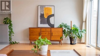 215 Radial Dr in Aurora, ON - Building Photo - Building Photo