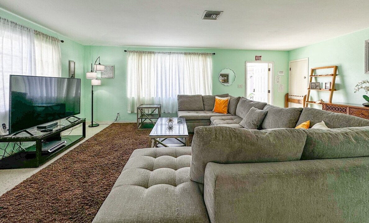 334 Walnut St in Hollywood, FL - Building Photo