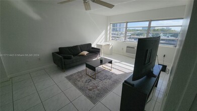 220 Kings Point Dr in Sunny Isles Beach, FL - Building Photo - Building Photo