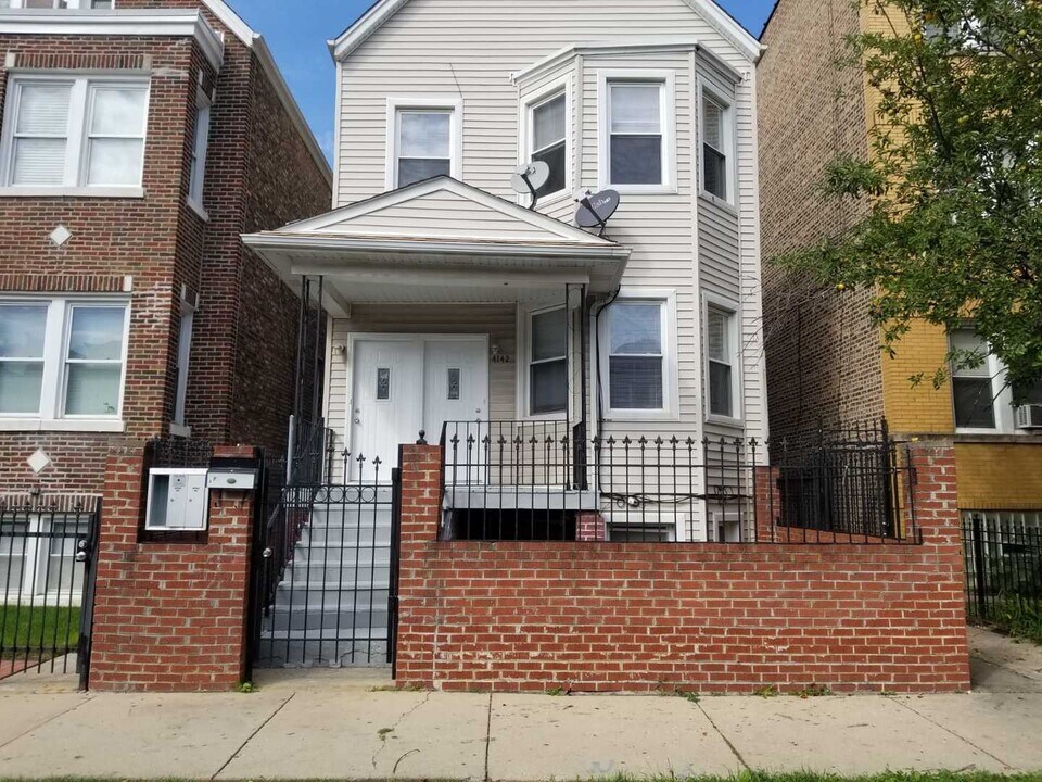 4142 W Kamerling Ave-Unit -2 in Chicago, IL - Building Photo