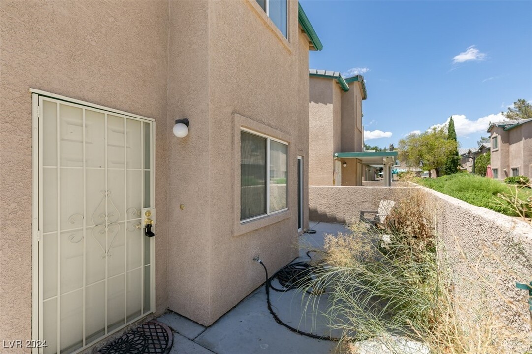 5582 Davies Dr in Las Vegas, NV - Building Photo