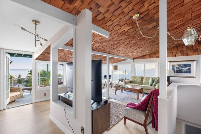 14728 McDonald Ave in White Rock, BC - Building Photo - Building Photo