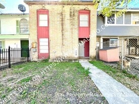 7042 Glen Mist in San Antonio, TX - Building Photo