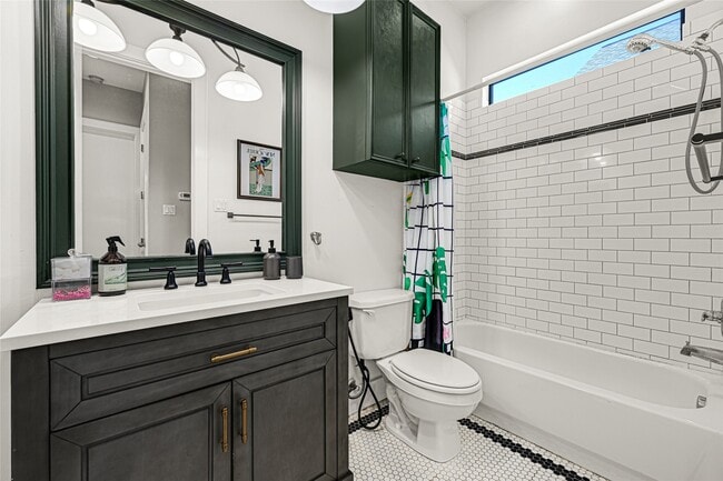 property at 1107 W 21st St