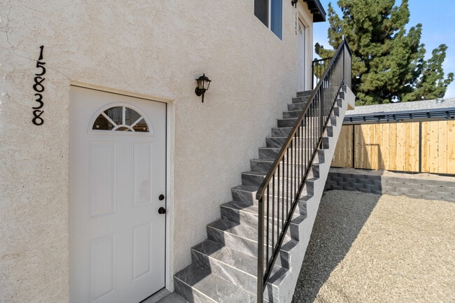 15838 Chatsworth St in Los Angeles, CA - Foto de edificio - Building Photo