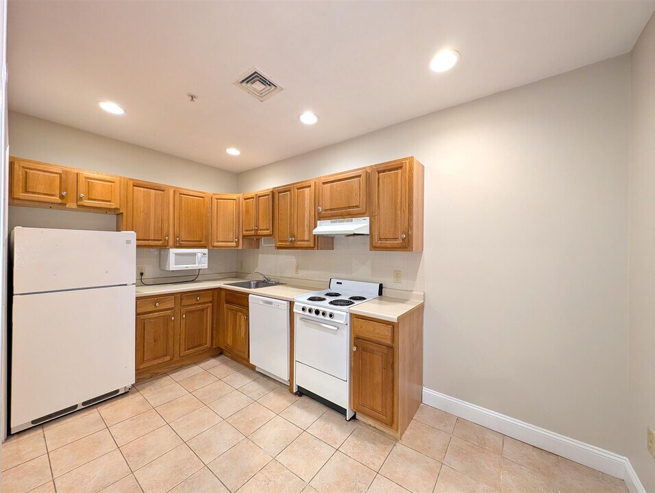 470 Green St, Unit 2 in Cambridge, MA - Building Photo