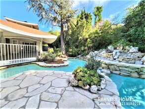 4121 Hayvenhurst Dr in Los Angeles, CA - Building Photo - Building Photo