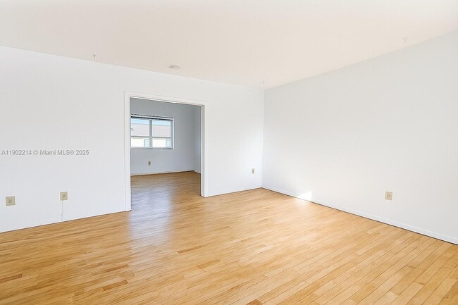 212 Phoenetia Ave in Coral Gables, FL - Building Photo - Building Photo