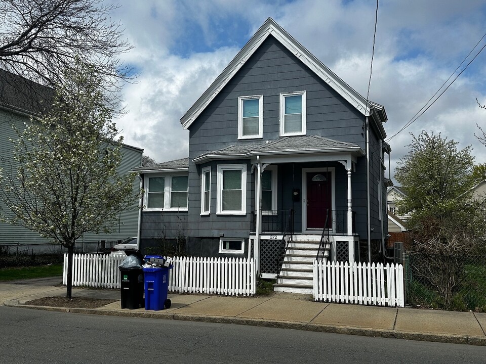 572 Lynn St in Malden, MA - Building Photo