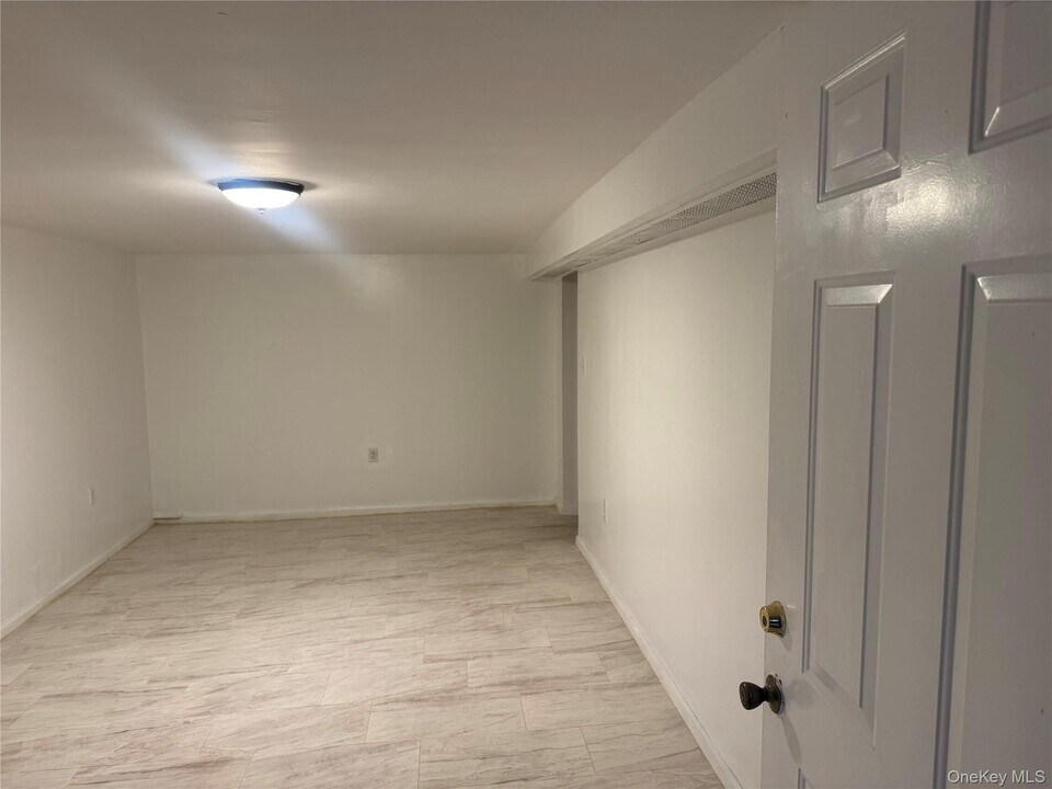 32-11 69th St in Queens, NY - Building Photo