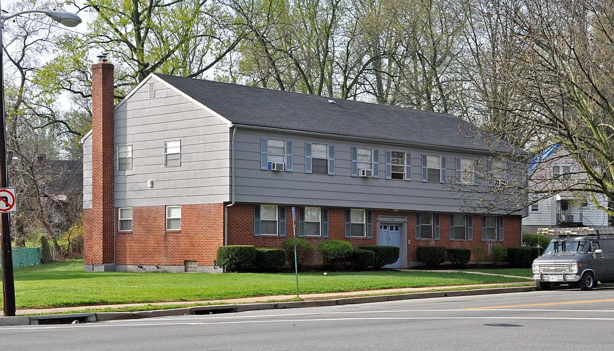 Laredo Apartments in Baltimore, MD - Foto de edificio