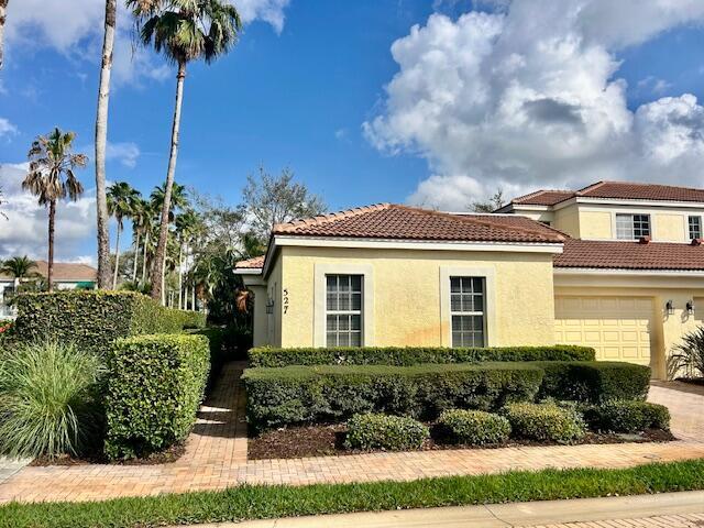 527 Commons Dr in Palm Beach Gardens, FL - Building Photo