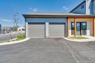 parcHAUS at Mustang Drive in Marble Falls, TX - Foto de edificio - Building Photo