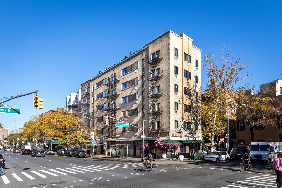 208-210 Avenue of the Americas in New York, NY - Building Photo