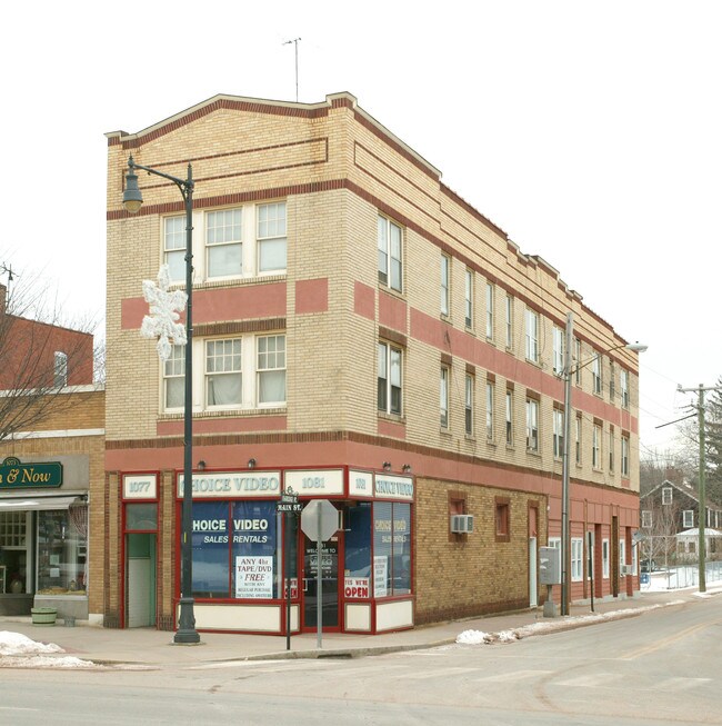 1077 Main St in Manchester, CT - Foto de edificio - Building Photo