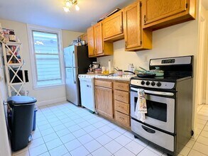 216 Freeman St, Unit 2 in Brookline, MA - Foto de edificio - Building Photo