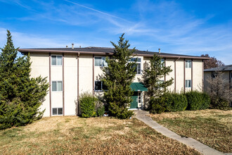 Brittany Village Apartments in St. Joseph, MO - Building Photo - Building Photo