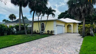 17648 Cinquez Park Rd W in Jupiter, FL - Building Photo