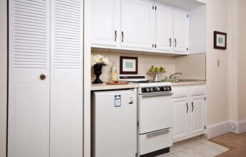 1223 Beacon St in Brookline, MA - Foto de edificio - Building Photo