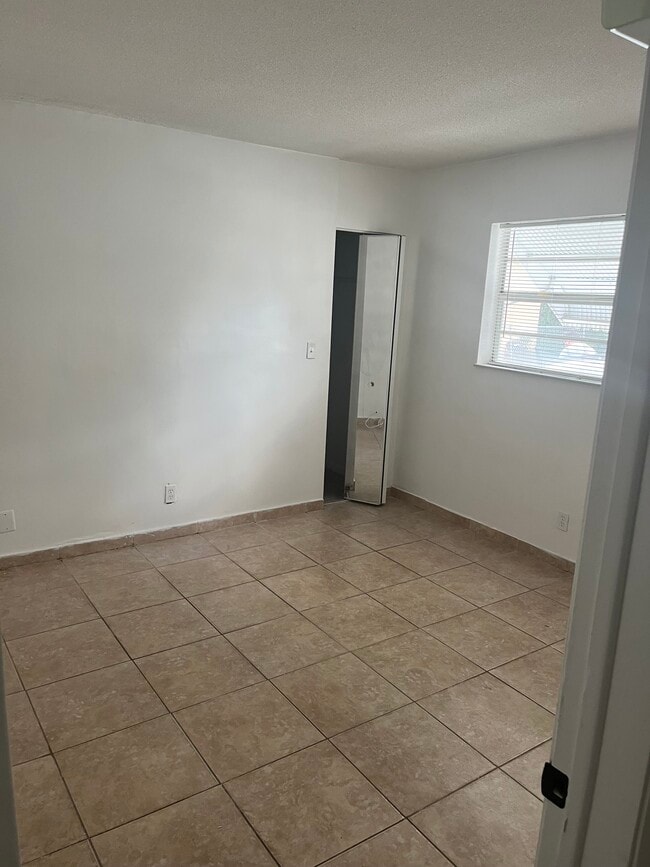 2238 Monroe St, Unit 210 in Hollywood, FL - Building Photo - Building Photo