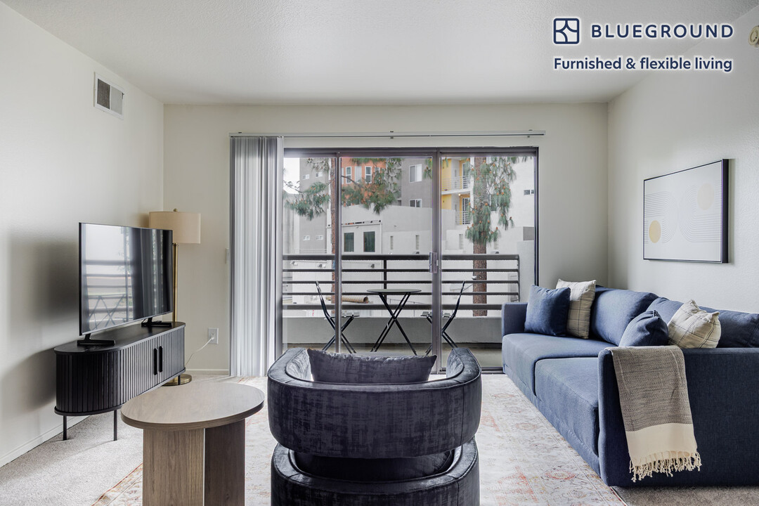 10983 Bluffside Dr in Los Angeles, CA - Building Photo