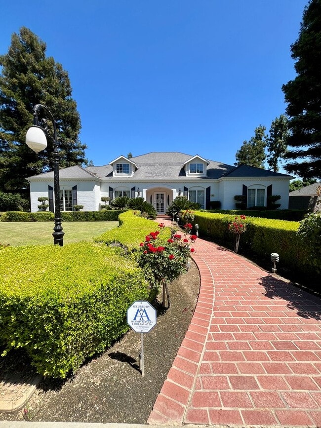 2057 San Gabriel Ave in Clovis, CA - Building Photo - Building Photo