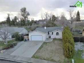 866 Spaniel Dr in Redding, CA - Building Photo - Building Photo