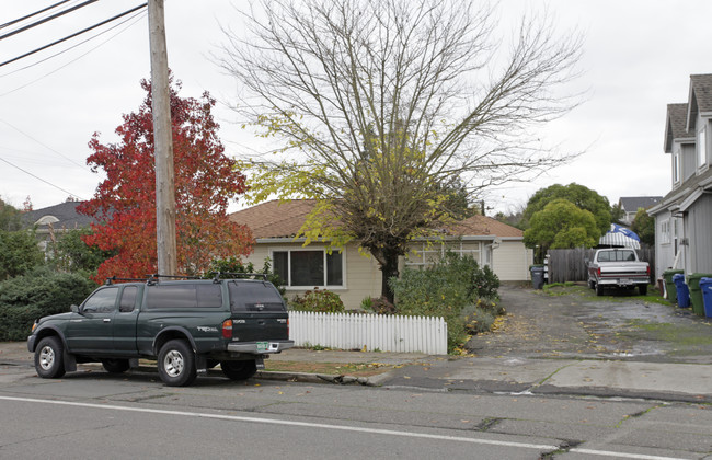 905 Western Ave in Petaluma, CA - Building Photo - Building Photo