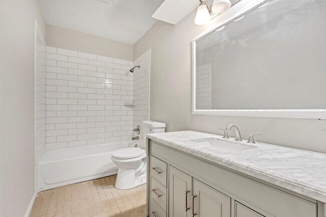 8002 Beechnut St in Houston, TX - Foto de edificio - Building Photo