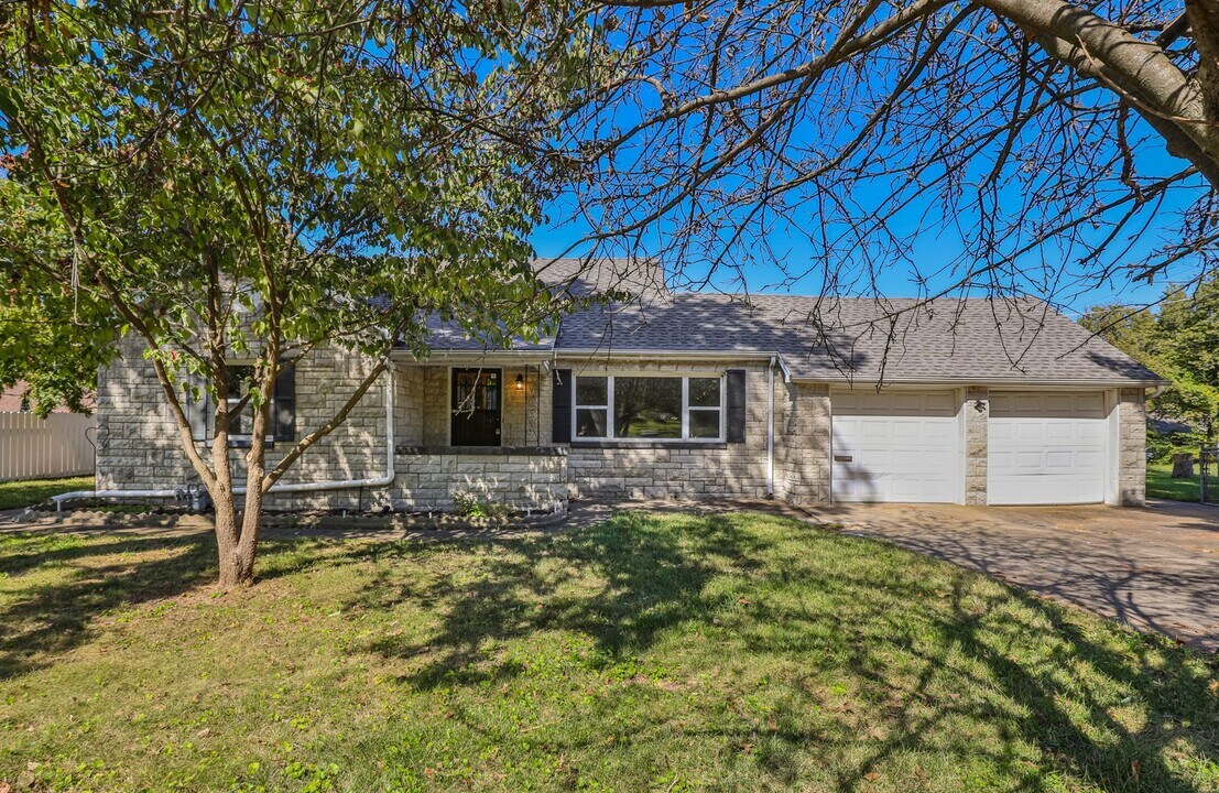 1301 W High St in Springfield, MO - Building Photo